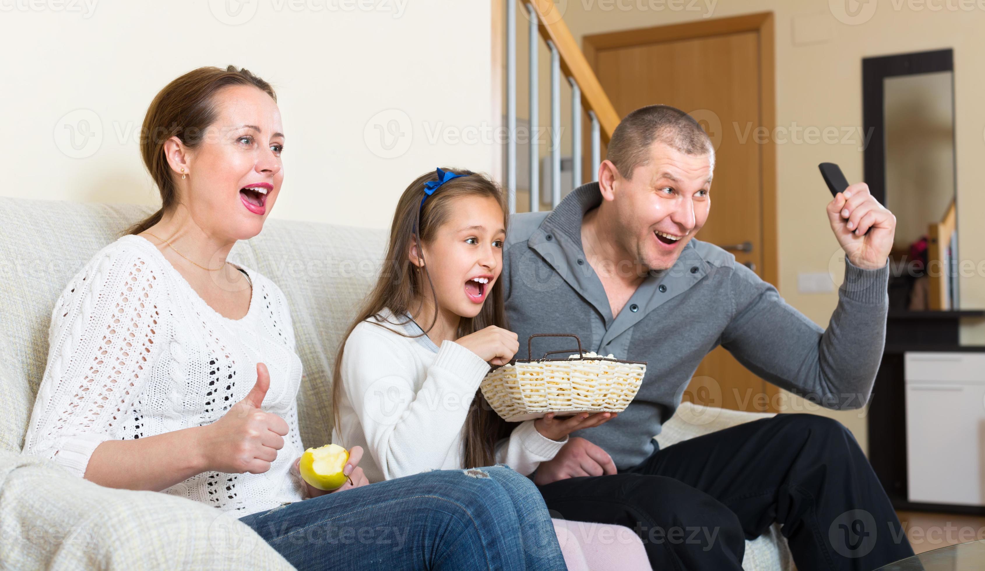 famiglia che guarda spettacolo televisivo foto