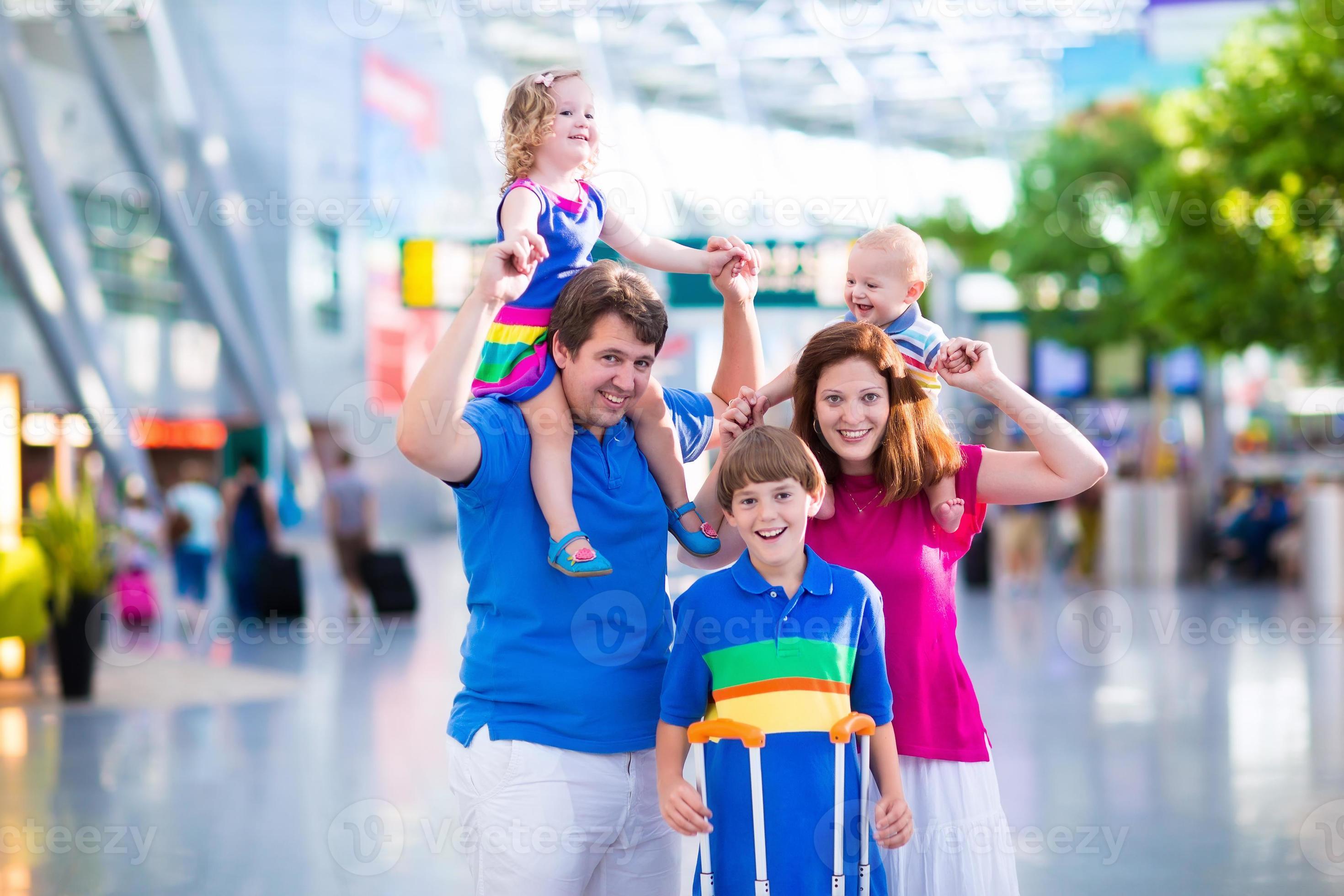 simpatica famiglia con bambini all'aeroporto foto