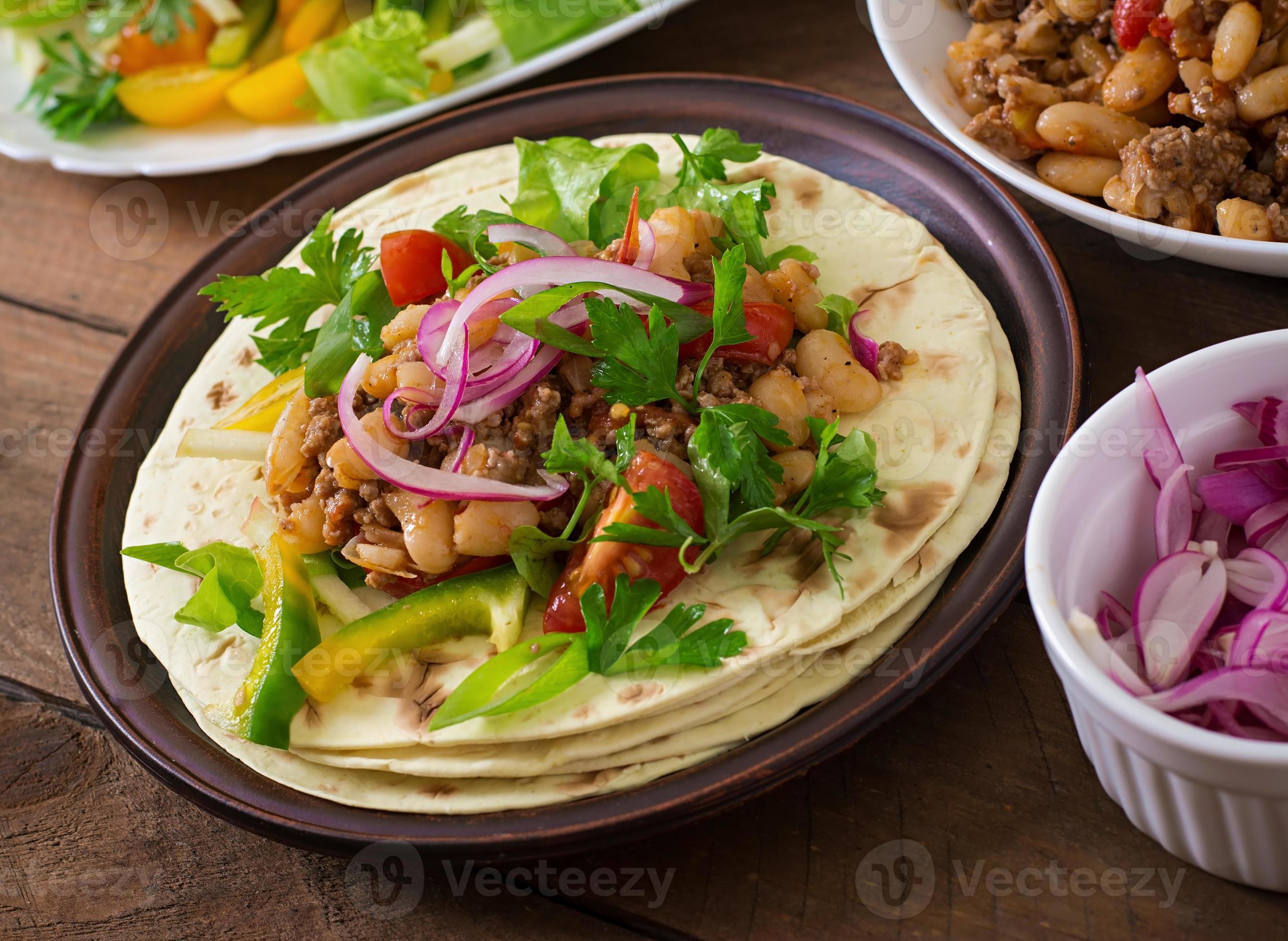 tacos messicani con carne, fagioli e salsa foto