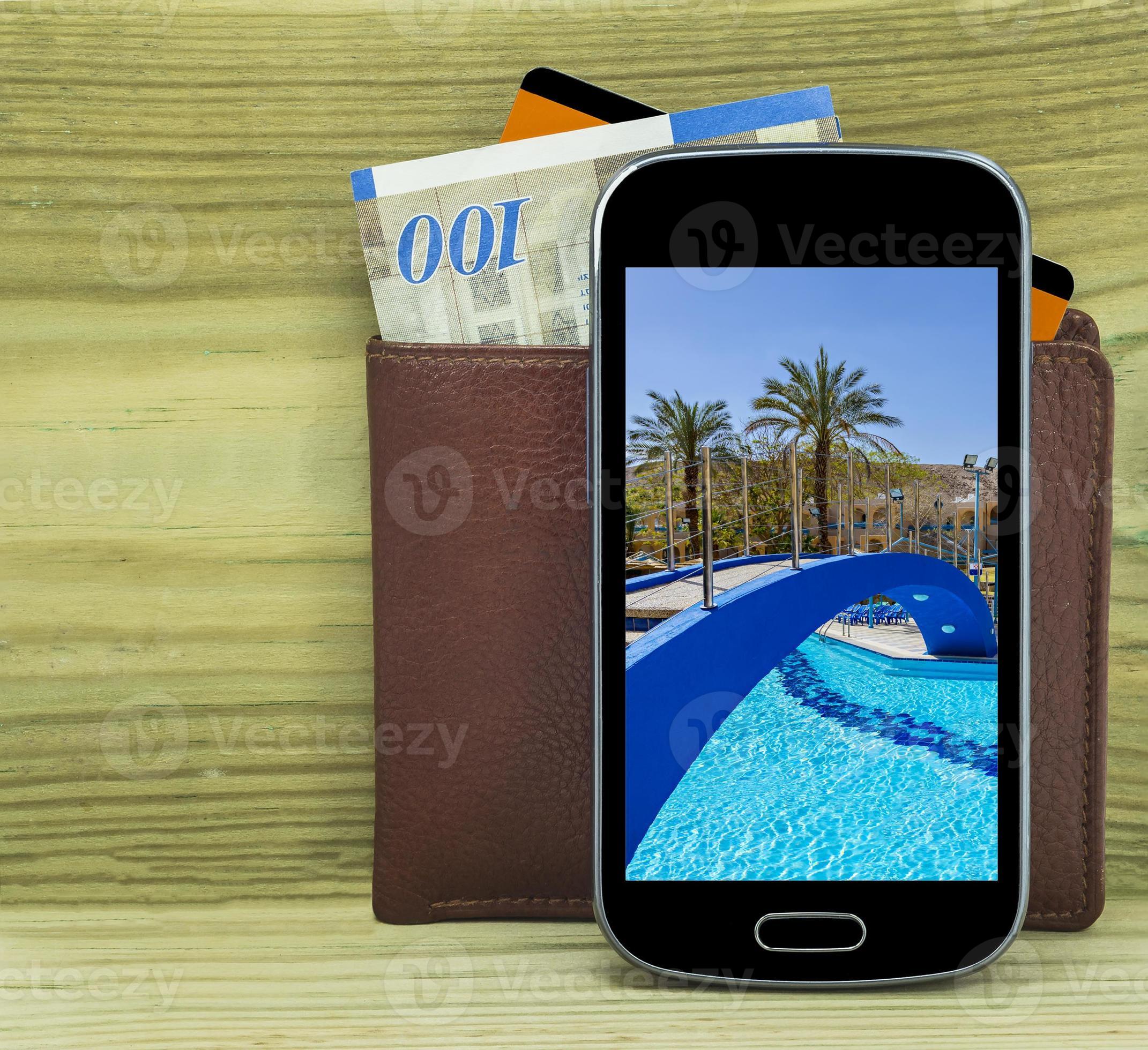 smartphone con portafoglio, soldi e carta di credito foto
