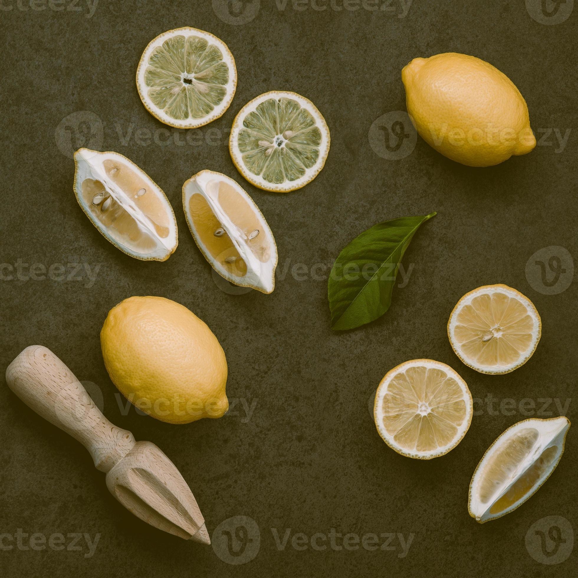 limoni freschi e foglie di limoni su sfondo di pietra scura. limoni freschi  e fetta di limone su pietra scura con piatto lay. sfondo di agrumi freschi.  8376576 Stock Photo su Vecteezy