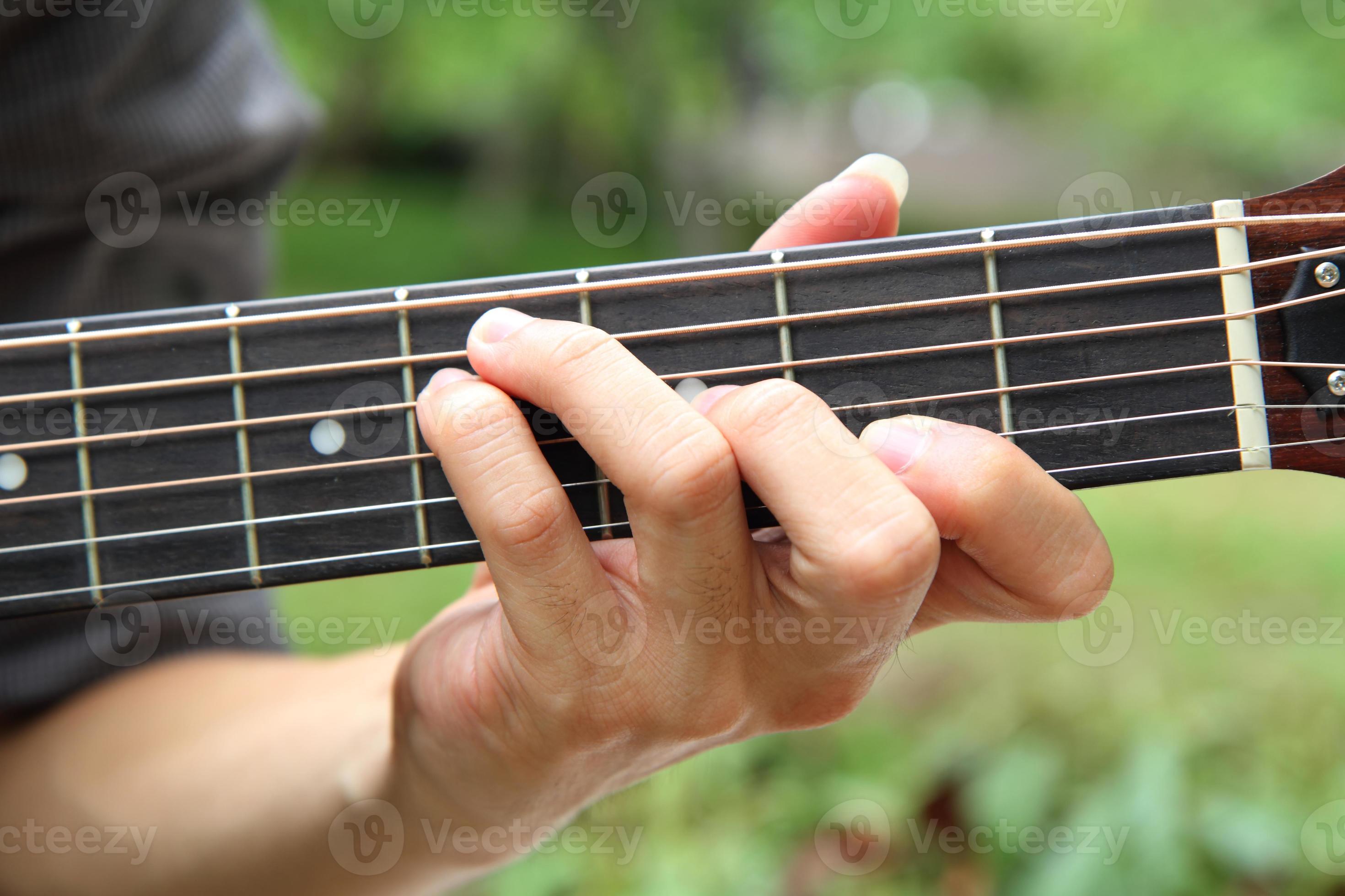 suonare l'accordo di chitarra f # foto