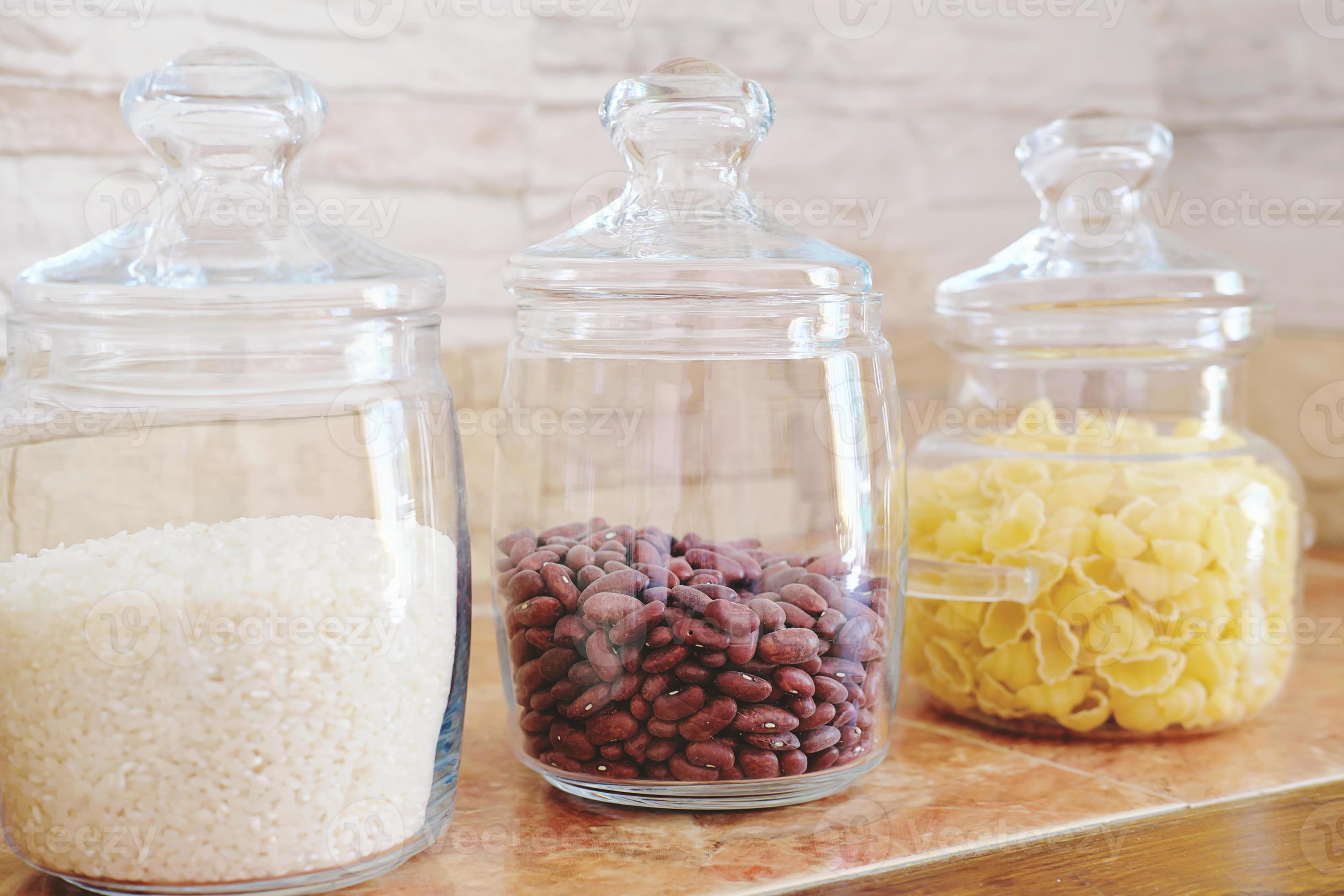 barattoli di vetro per la conservazione degli alimenti su uno scaffale da  cucina. pasta, riso e fagioli in contenitori trasparenti. isolato. ordine  domestico e famiglia. 8417945 Stock Photo su Vecteezy