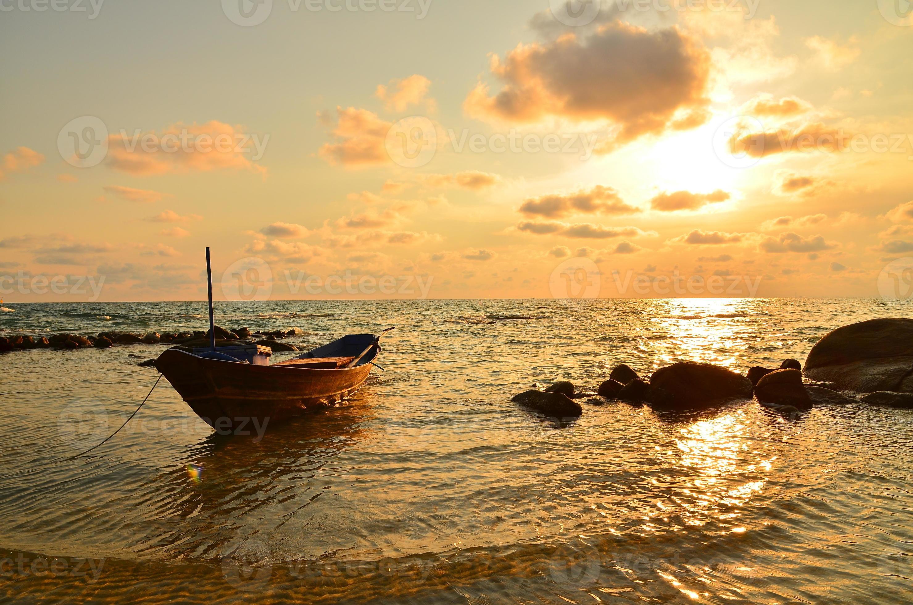 vista sul mare a sfondo tramonto foto