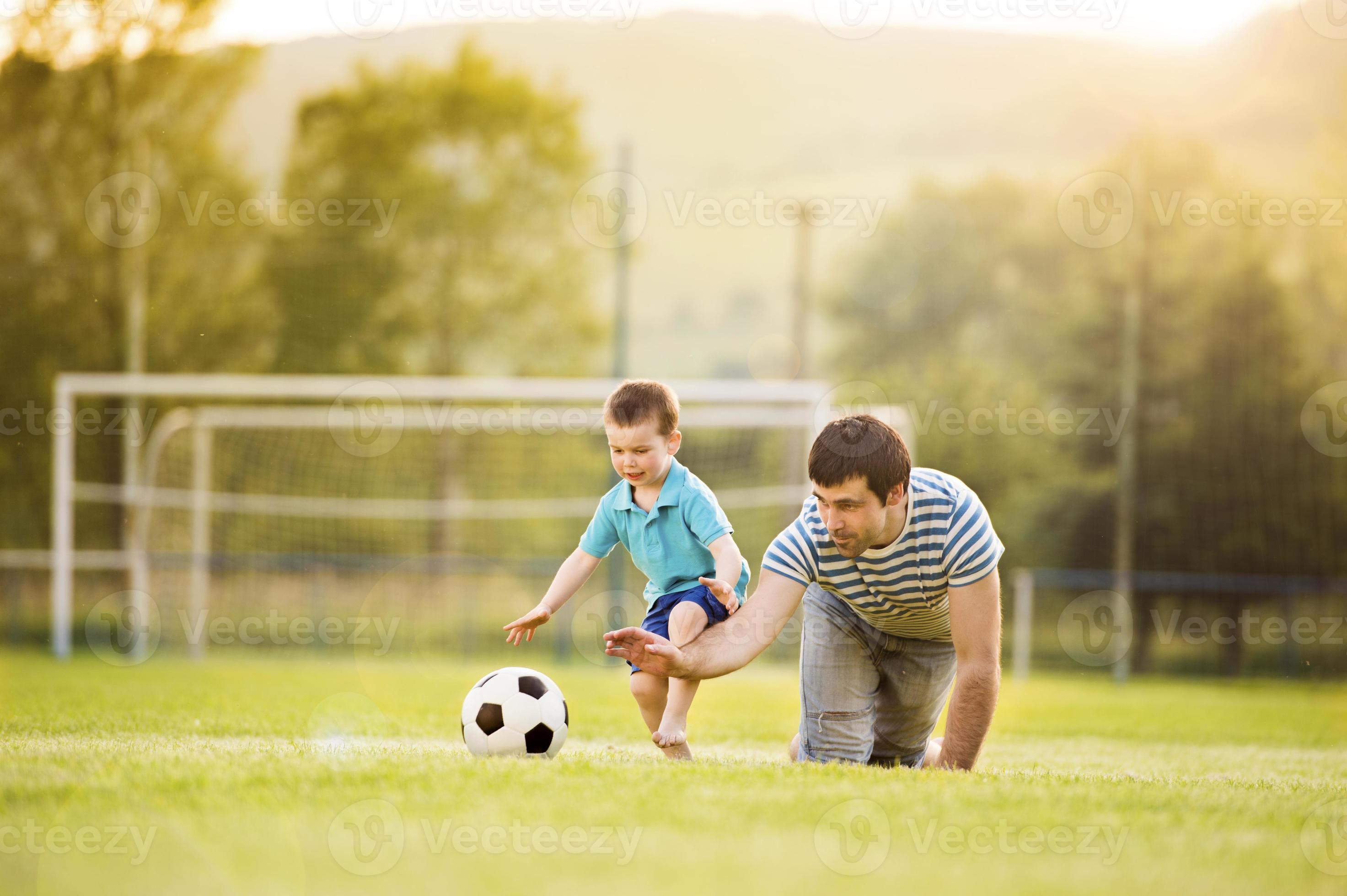 padre e figlio giocano a calcio foto