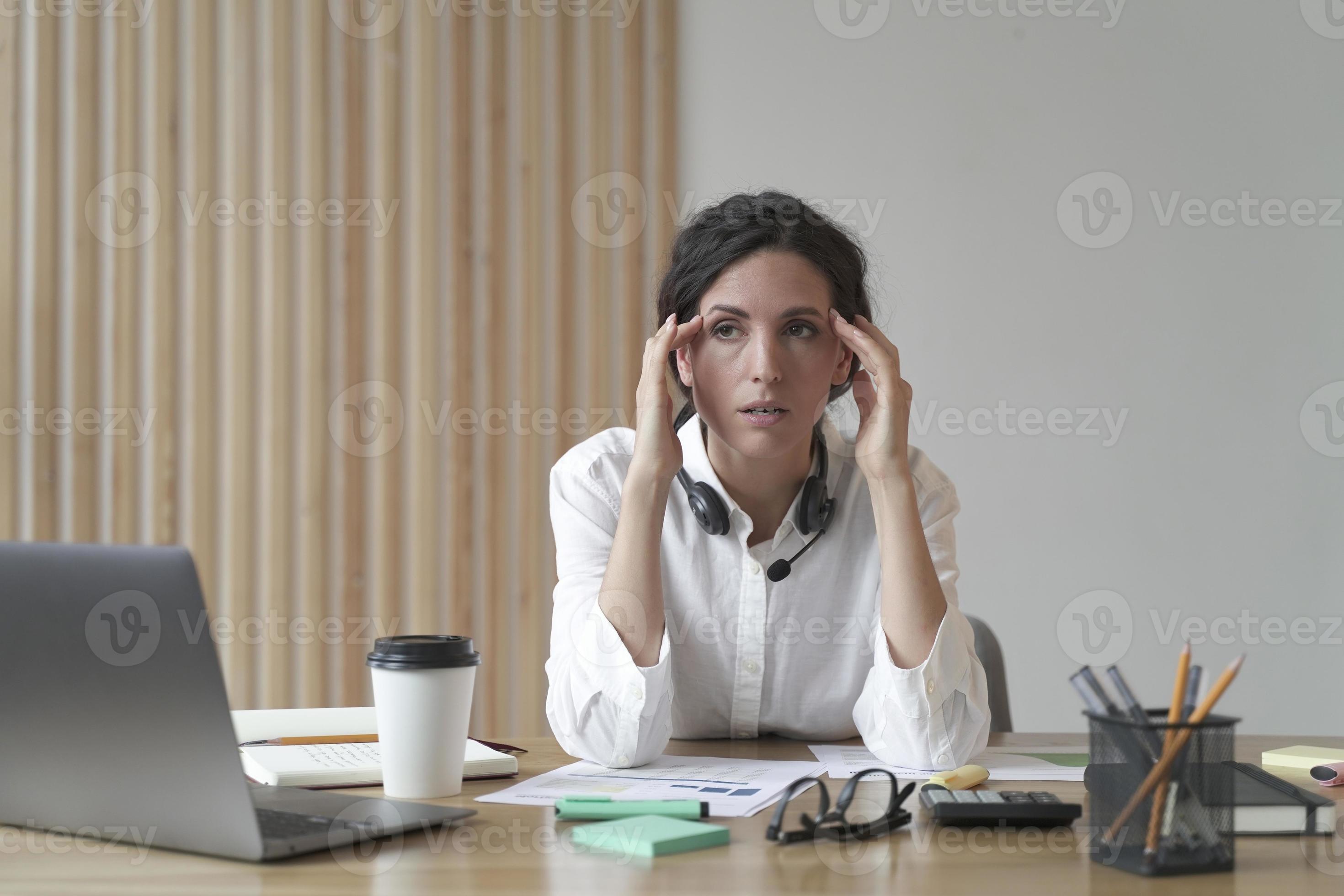 La direttrice femminile concentrata si alza alla sua scrivania e
