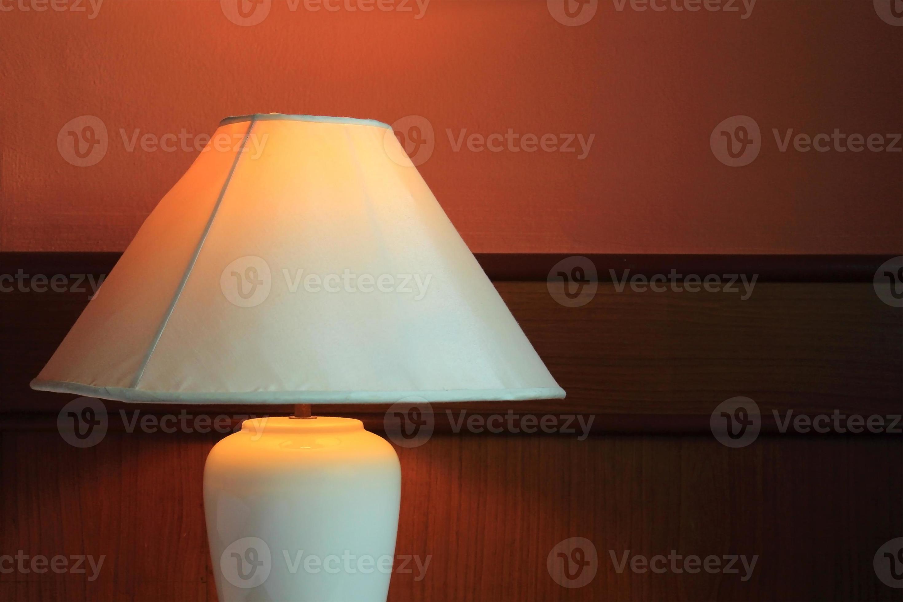 lampada da scrivania con letto foto