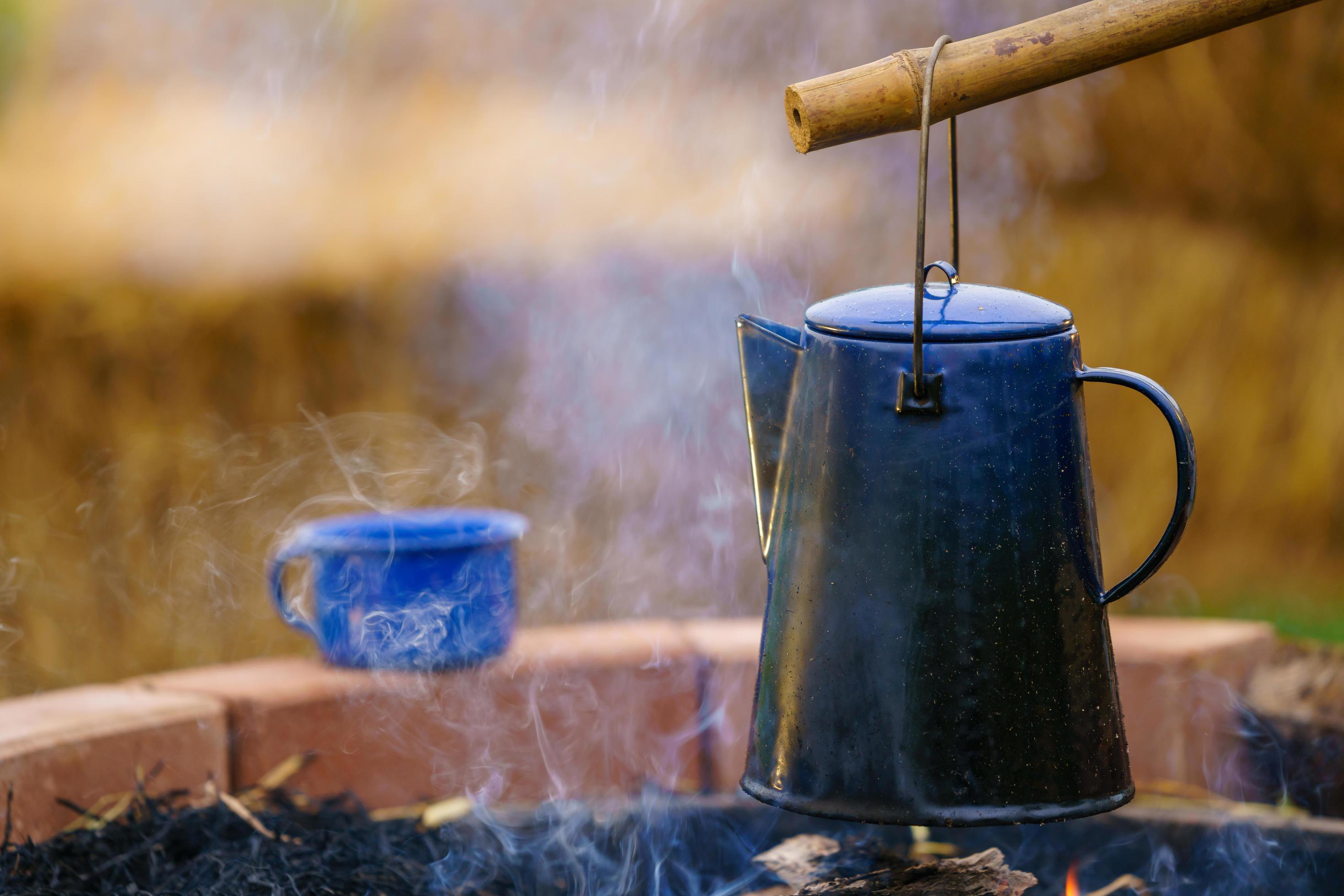 bollitore vintage smaltato sulla stufa a legna al mattino