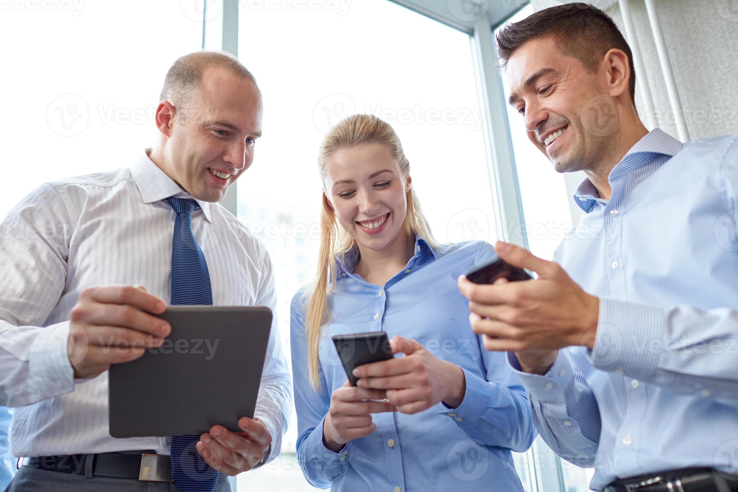 uomini d'affari con tablet pc e smartphone foto