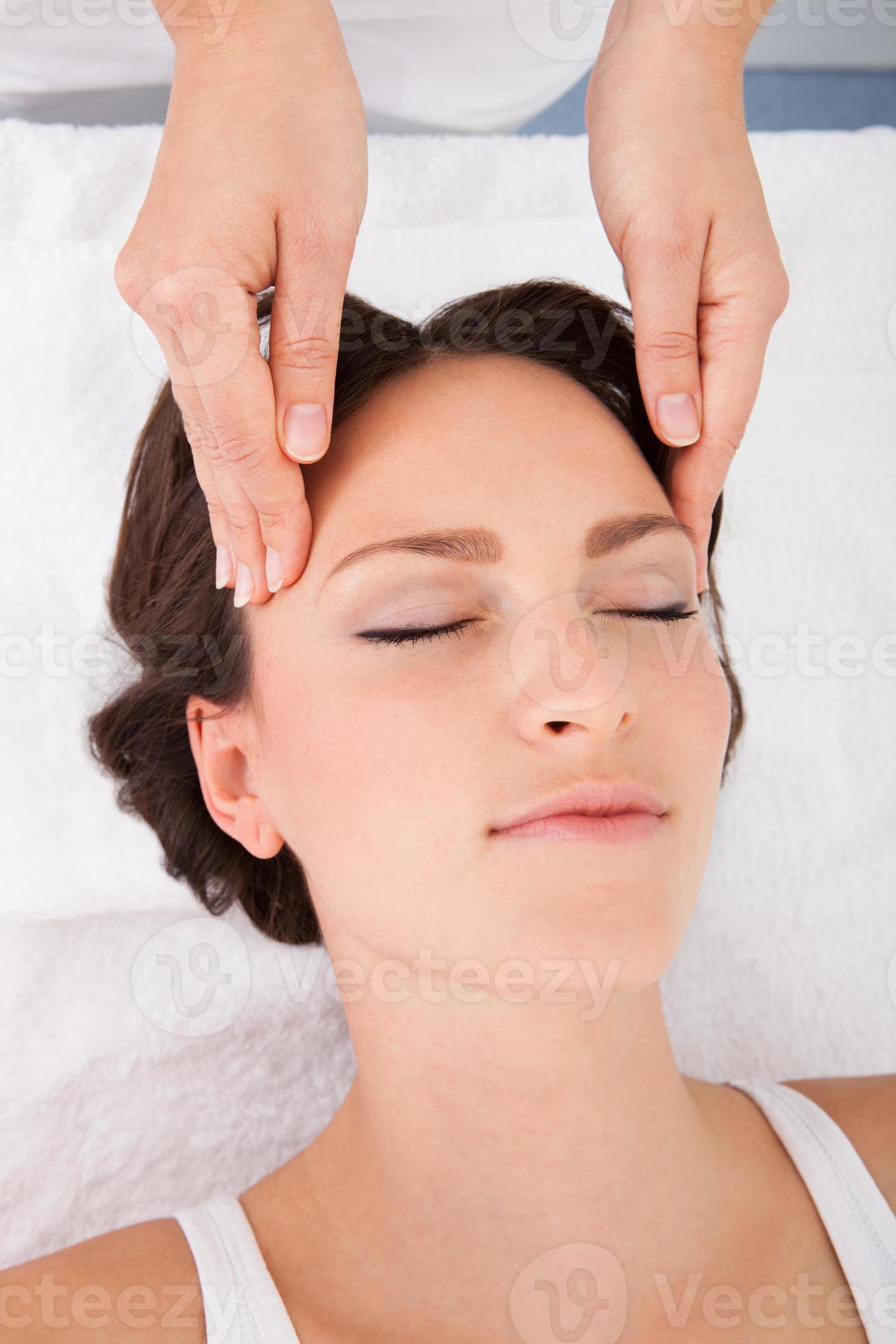 donna che ottiene il trattamento di massaggio foto