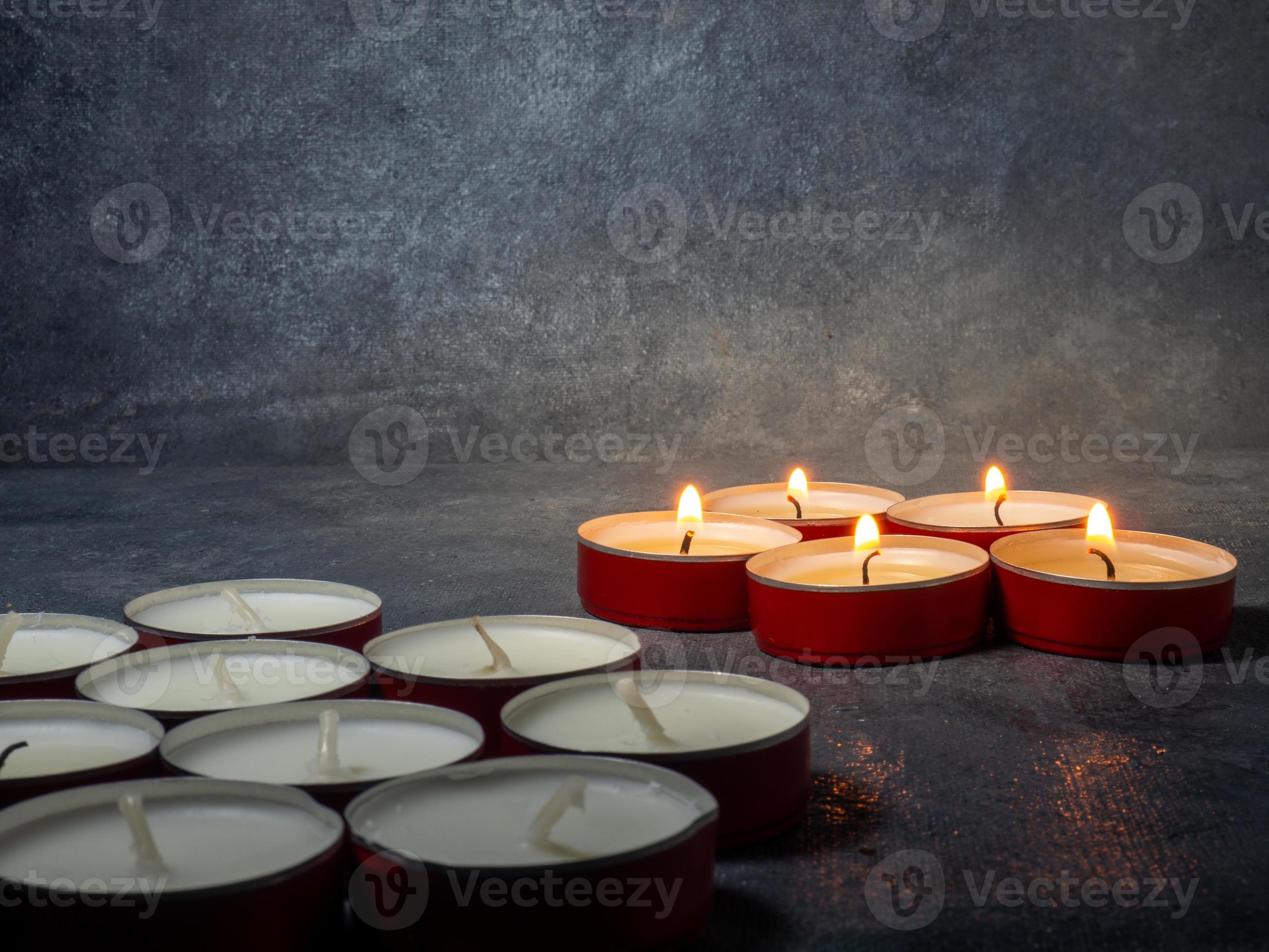 candele corte stanno bruciando su uno sfondo scuro. tante piccole candele.  non tutte le candele sono accese. 9155578 Stock Photo su Vecteezy