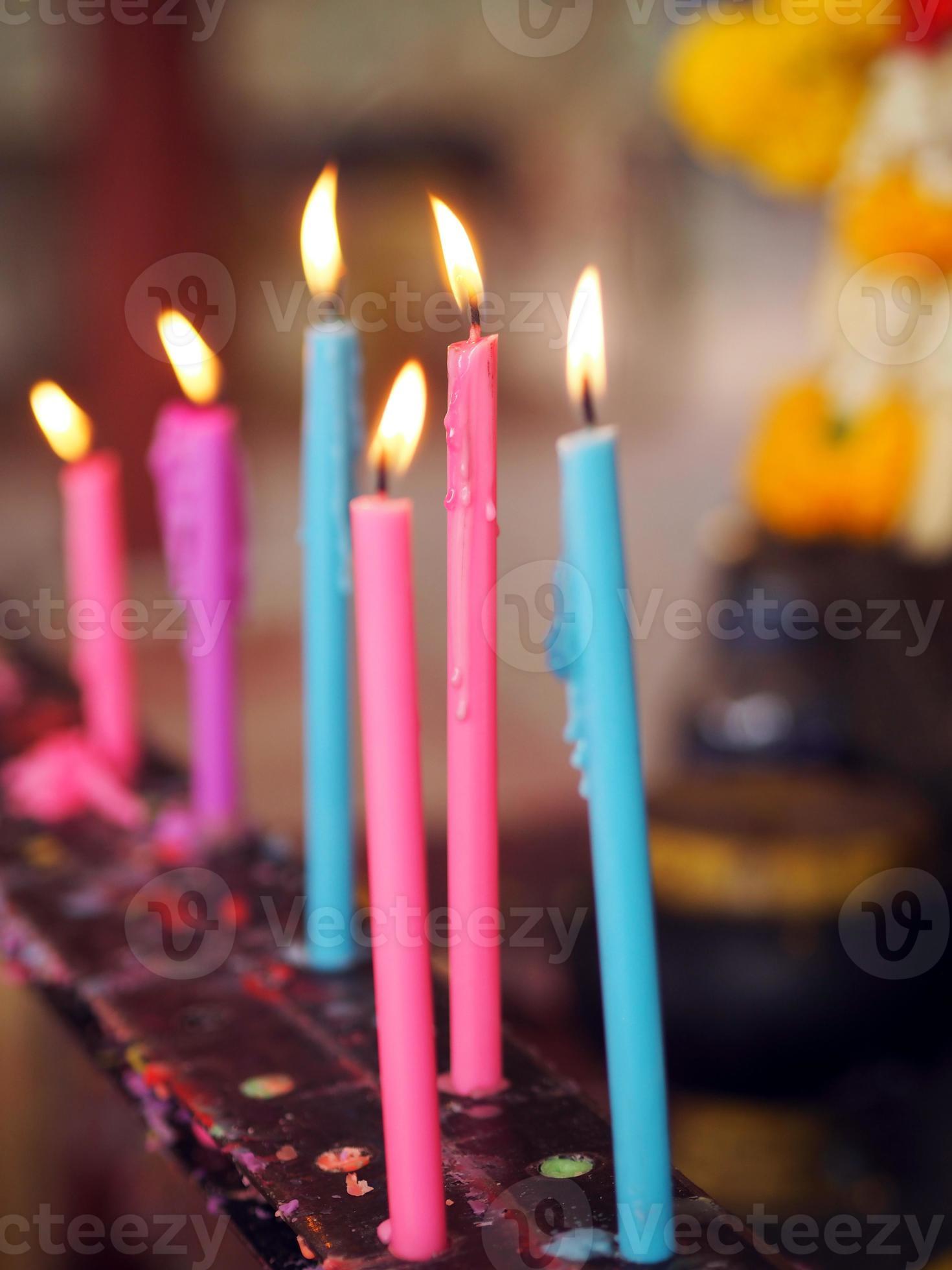 candele gialle colorate accese sul portacandele al tempio, a lume di candela  9336876 Stock Photo su Vecteezy