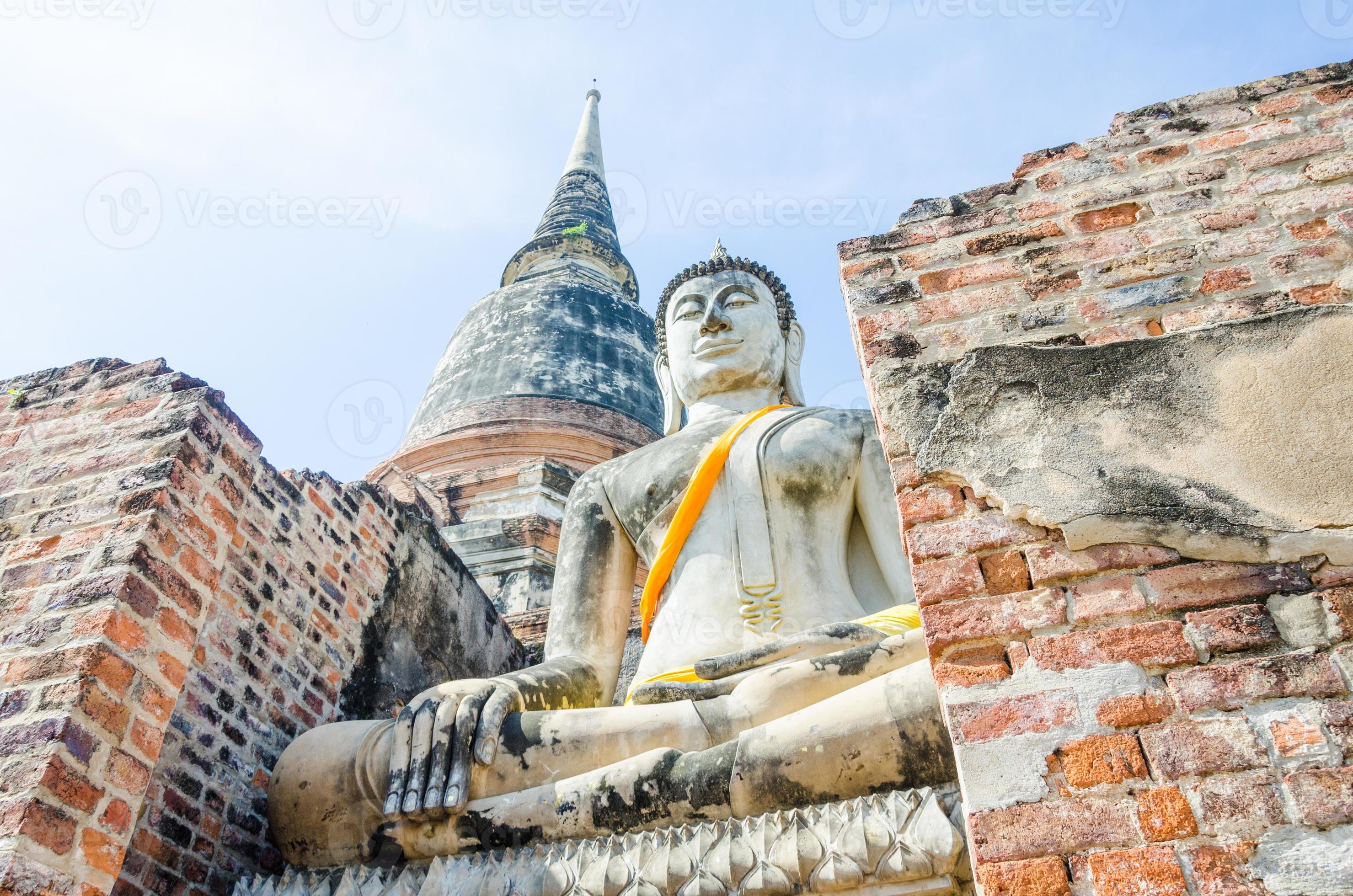 vecchia statua di buddha nel tempio, autthaya thailandia foto
