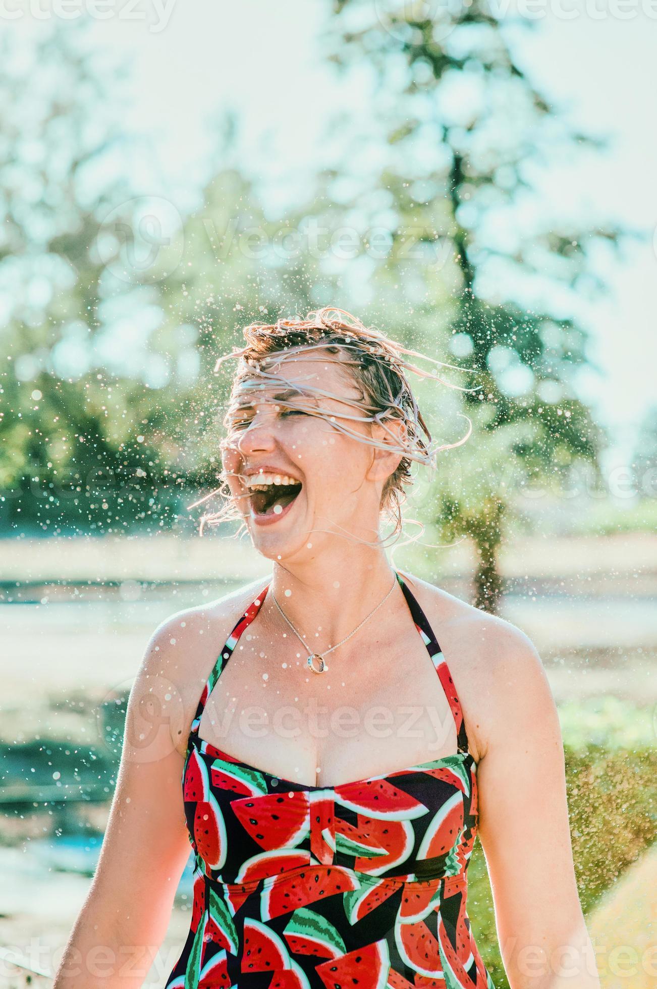 donna bionda emotiva che ride con i capelli bagnati che fanno schizzi  d'acqua. vacanze, felicità, divertimento, estate, concetto di svago 9765936  Stock Photo su Vecteezy