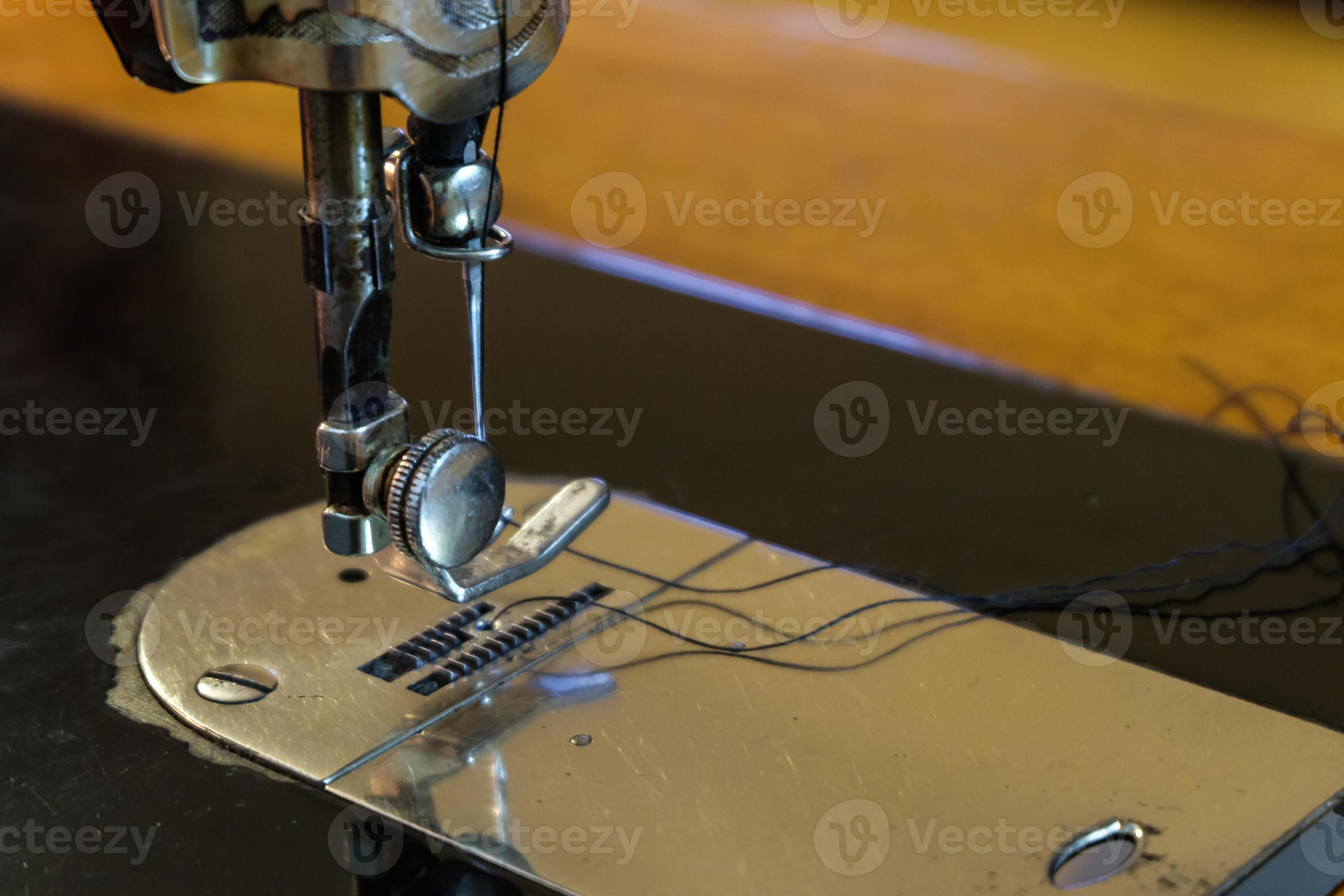 meccanismo di lavoro della macchina da cucire d'epoca. ago e filo 9828726  Stock Photo su Vecteezy