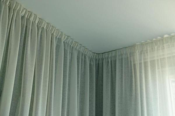 angolare cornice con tendaggio e bianca tenda o tulle. interno dettagli  vicino su. bianca parete, soffitto, cornice nicchia, le tende su il finestra.  angolo nascosto tenda asta. 12804439 Stock Photo su Vecteezy