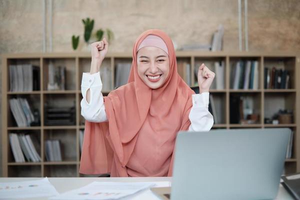 https://static.vecteezy.com/ti/foto-gratuito/t1/4614542-una-fondatrice-di-startup-che-e-bella-donna-islamica-alla-scrivania-con-il-laptop-alza-la-mano-per-congratularsi-per-il-successo-del-piccolo-ufficio-e-commerce-imprese-giovane-manager-sorriso-e-felice-lavorare-foto.jpg