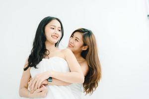 lgbtq, concetto lgbt, omosessualità, ritratto di due donne asiatiche che posano felici insieme e che mostrano amore l'una per l'altra mentre fanno la doccia foto