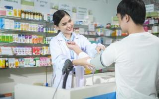 donna farmacista consulenza cliente sull'uso di droghe in una moderna farmacia farmacia. foto