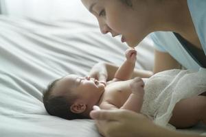 giovane madre con un simpatico neonato. foto