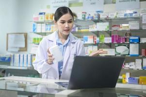 donna farmacista consulenza cliente tramite videochiamata in una moderna farmacia farmacia. foto