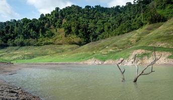 la vista panoramica della valle di chong lom, fresca e abbondante nel parco nazionale una famosa attrazione turistica a khun dan prakan chon dam, provincia di nakorn nayok, tailandia foto