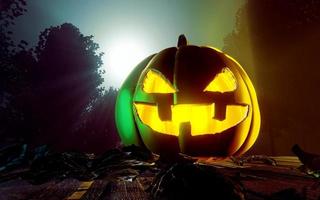 lanterna di zucca di halloween con foglie secche rendering 3d foto