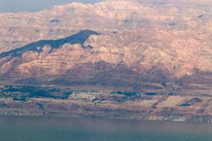 montagne in giordania dall'altra parte del mar morto. foto scattata da Israele.