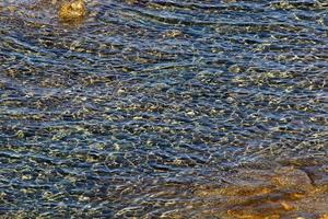 il colore dell'acqua di mare in acque poco profonde. foto