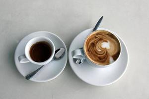 il caffè caldo e forte viene versato in una tazza. foto