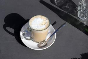 sul tavolo del ristorante caffè forte e caldo. foto