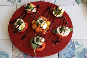 c'è la merenda sul tavolo del ristorante, buon appetito a tutti foto