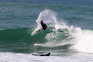 21 dicembre 2018 Israele. surf su onde alte nel Mediterraneo. foto