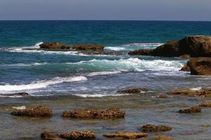 costa rocciosa del Mar Mediterraneo nel nord di Israele. foto