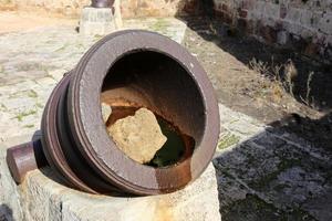 21 gennaio 2019 Israele. vecchio cannone sul muro della fortezza nella città di akko. foto