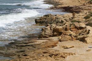 costa rocciosa del Mar Mediterraneo nel nord di Israele. foto