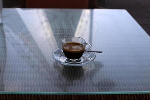 sul tavolo del ristorante caffè forte e caldo. foto