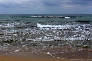 costa del Mar Mediterraneo nel nord di Israele. foto