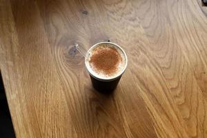 sul tavolo del ristorante caffè forte e caldo. foto