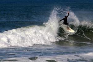 21 dicembre 2018 Israele. surf su onde alte nel Mediterraneo. foto