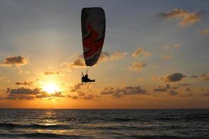 parapendio nel cielo sopra il Mar Mediterraneo. foto