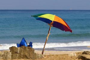 ombrellone per ripararsi dal sole sulla spiaggia cittadina. foto