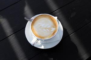 sul tavolo del ristorante caffè forte e caldo. foto