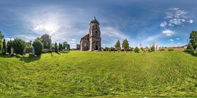 panorama hdri completo senza soluzione di continuità vista angolare a 360 gradi facciata della chiesa in bella architettura decorativa in stile neogotico medievale in un piccolo villaggio in proiezione sferica equirettangolare. contenuto vr foto