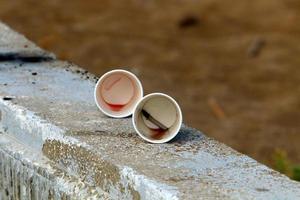 posacenere - un posto per cenere di tabacco e mozziconi di sigaretta foto