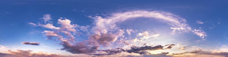 panorama hdri senza soluzione di continuità vista angolare a 360 gradi blu rosa cielo serale con bellissime nuvole prima del tramonto con zenit per l'uso in grafica 3d o sviluppo di giochi come sky dome o modifica riprese con drone foto
