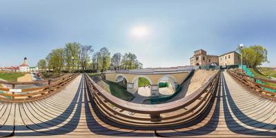 Panorama cubo sferico senza cuciture completo Vista angolare a 360 gradi sul ponte pedonale di legno nel parco cittadino in proiezione equirettangolare, pronto per contenuto di realtà virtuale ar vr foto