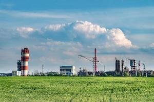 paesaggio industriale inquinamento ambientale rifiuti di centrale termica. grandi tubi dell'impianto aziendale dell'industria chimica foto