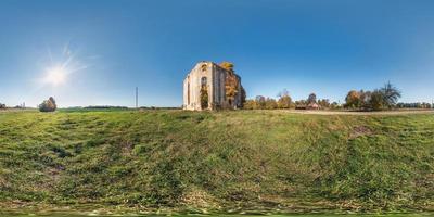 panorama sferico completo senza soluzione di continuità Vista angolare a 360 gradi vicino alla tomba abbandonata in rovina in pietra in proiezione equirettangolare, contenuto di realtà virtuale pronto vr ar foto