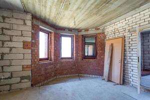 interno vuoto in casa senza riparazioni con pareti in mattoni di silicato bianco foto